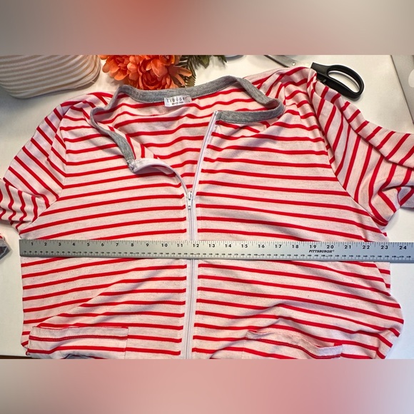 Red and White Striped Robe with ZIPPER AND POCKETS Long Sleeve Size L / XL - Picture 8 of 9